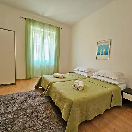 尼娜玛丽公寓 *